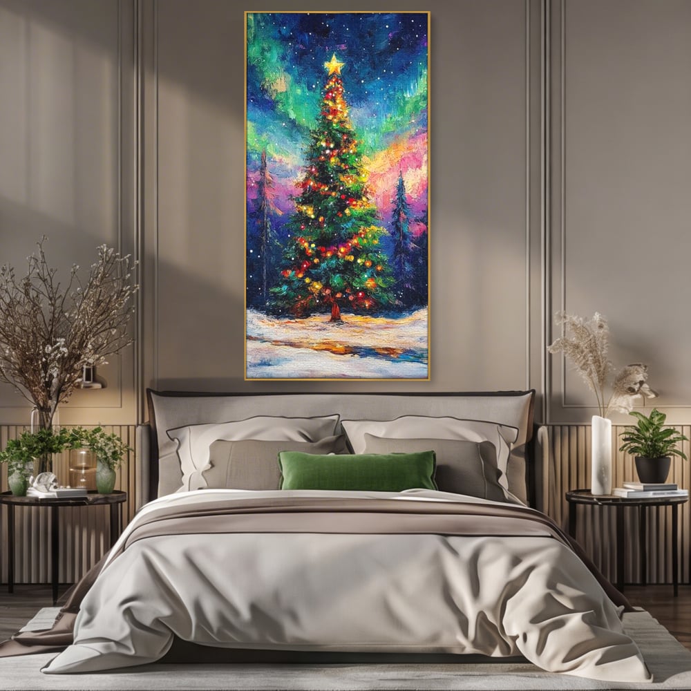 Tablou canvas cu tablou canvas cu brad de craciun si aurora boreala, in rama de aluminiu auriu, pe perete intr-un dormitor